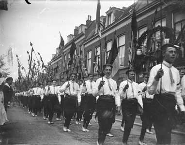 853326 Afbeelding van een optocht in de Oude Kerkstraat te Utrecht; rechts het Café G.W. de Vos (Oude Kerkstraat 27).